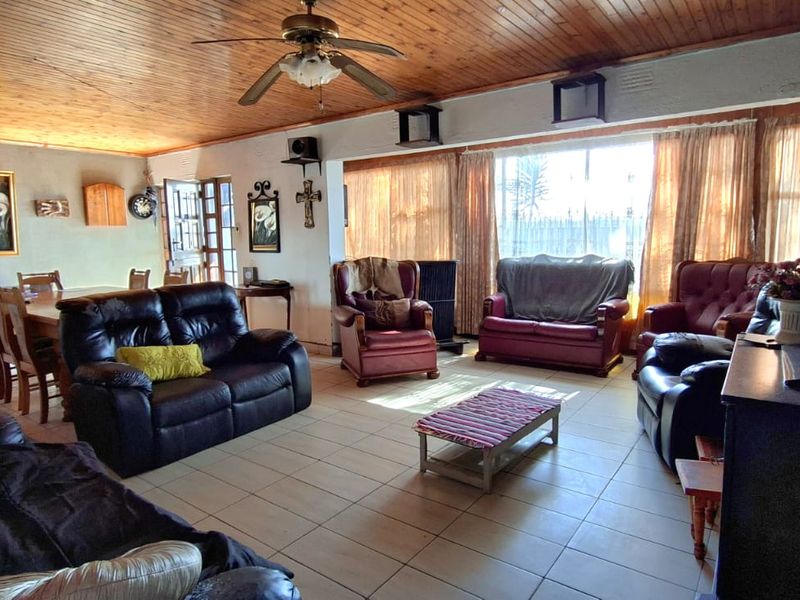 Spacious Family Home with Private 2-Bedroom Flat - Photo 1