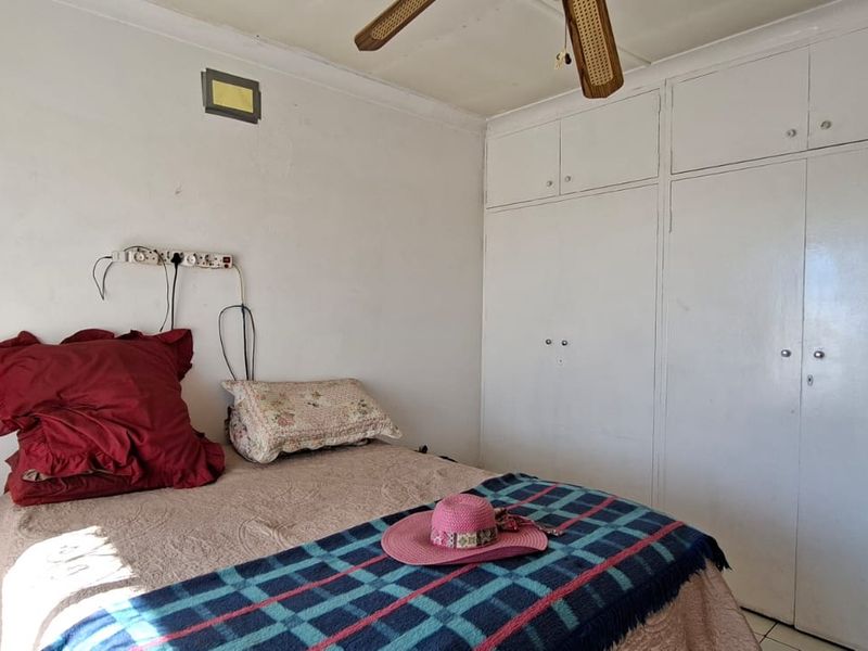 Spacious Family Home with Private 2-Bedroom Flat - Photo 10