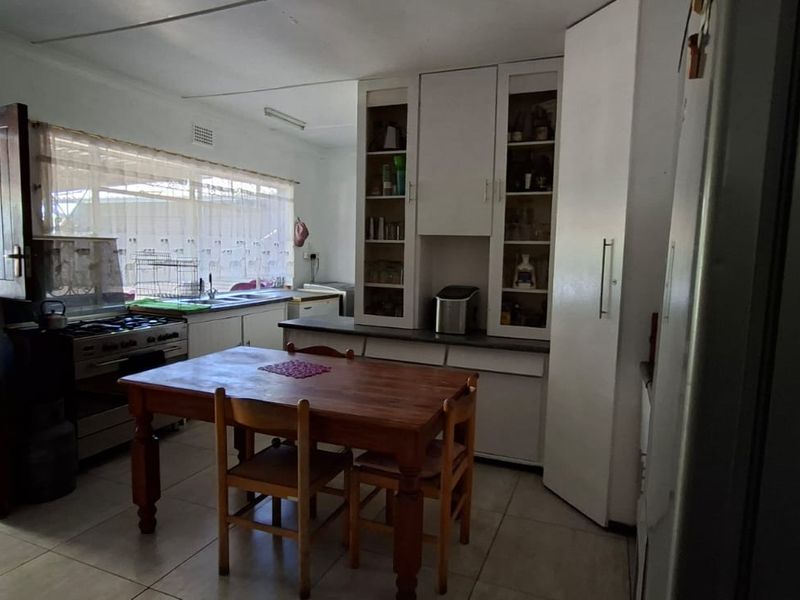 Spacious Family Home with Private 2-Bedroom Flat - Photo 7