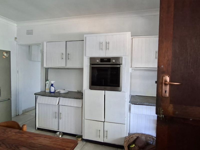 Spacious Family Home with Private 2-Bedroom Flat - Photo 8