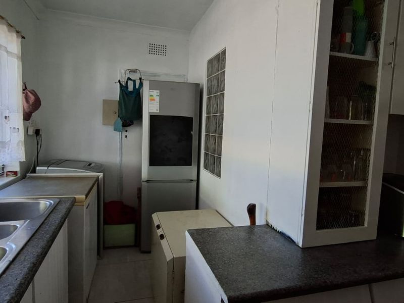 Spacious Family Home with Private 2-Bedroom Flat - Photo 6