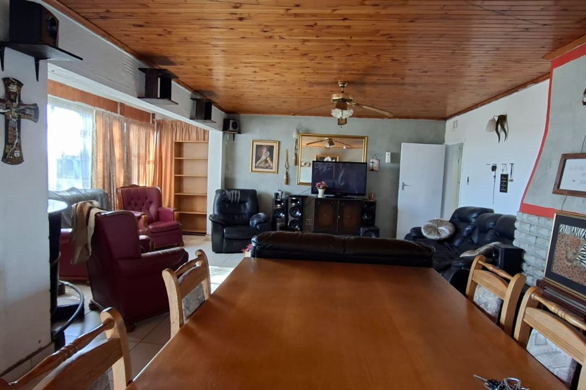 Spacious Family Home with Private 2-Bedroom Flat - Photo 2