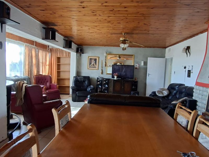 Spacious Family Home with Private 2-Bedroom Flat - Photo 2