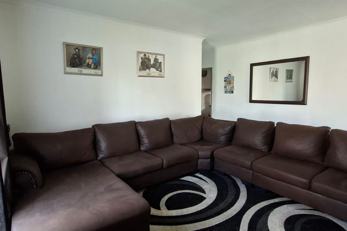 Spacious family home with a private flatlet - Photo 4