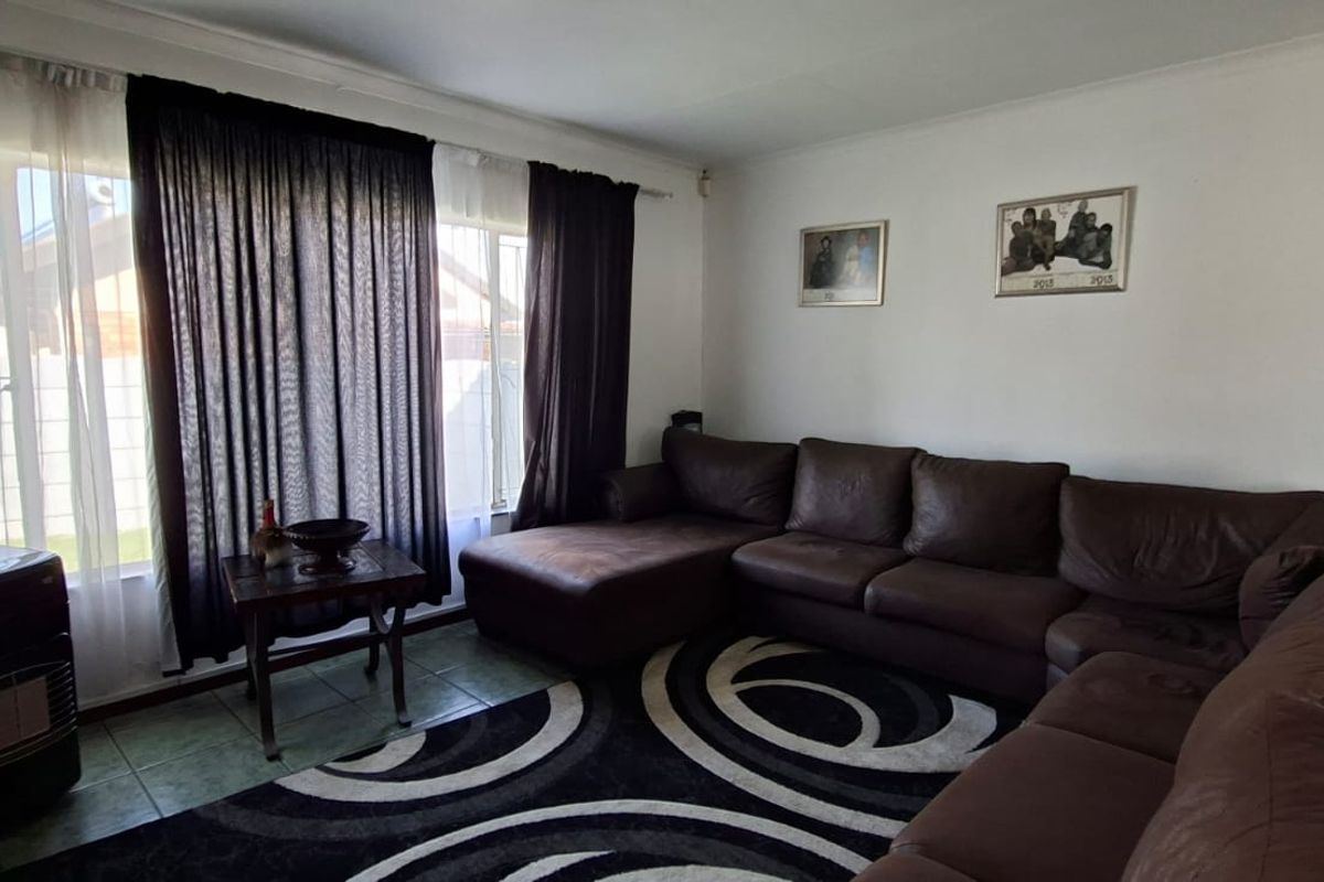 Spacious family home with a private flatlet - Photo 3