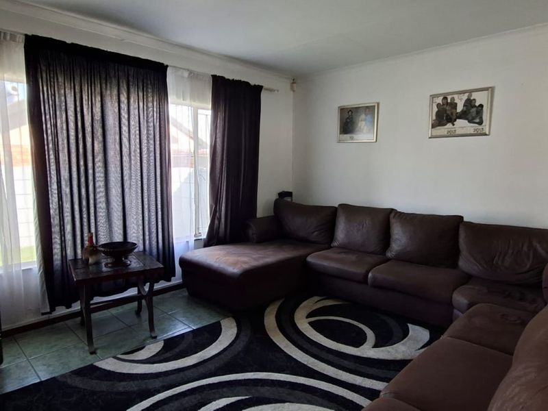 Spacious family home with a private flatlet - Photo 3