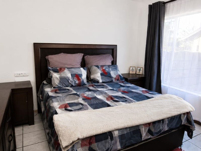 Spacious family home with a private flatlet - Photo 10