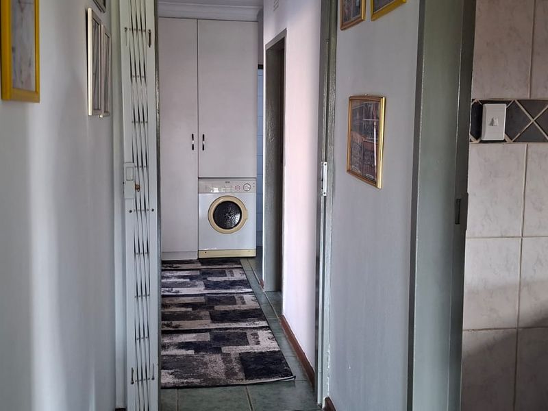 Spacious family home with a private flatlet - Photo 9