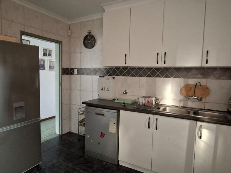 Spacious family home with a private flatlet - Photo 8