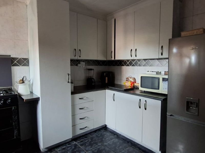 Spacious family home with a private flatlet - Photo 7