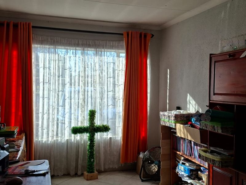 Spacious family home with a private flatlet - Photo 6