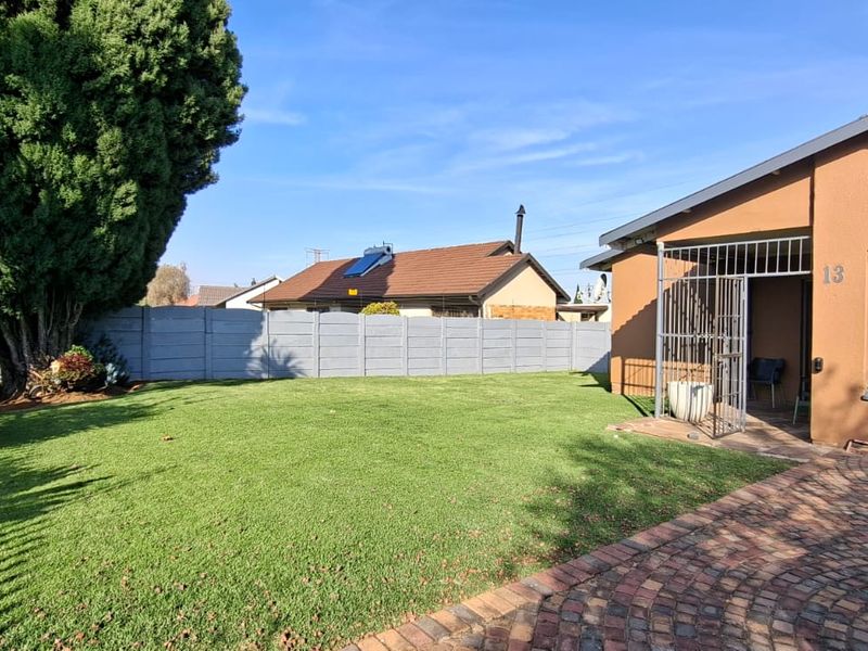 Spacious family home with a private flatlet - Photo 2