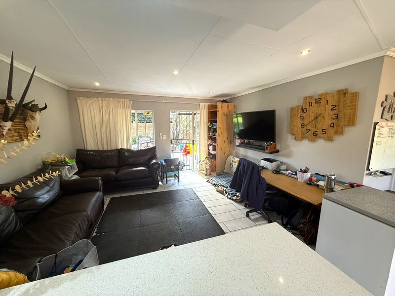 Modern Family Townhouse To Rent in Highveld - Photo 2
