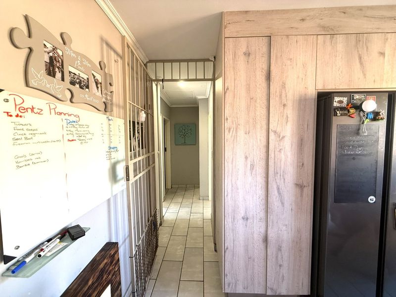 Modern Family Townhouse To Rent in Highveld - Photo 4