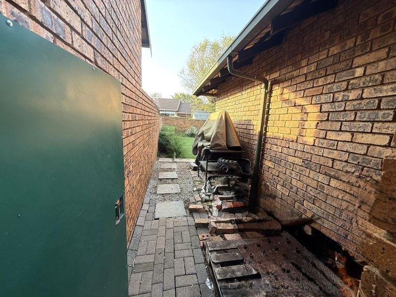 Modern Family Townhouse To Rent in Highveld - Photo 10