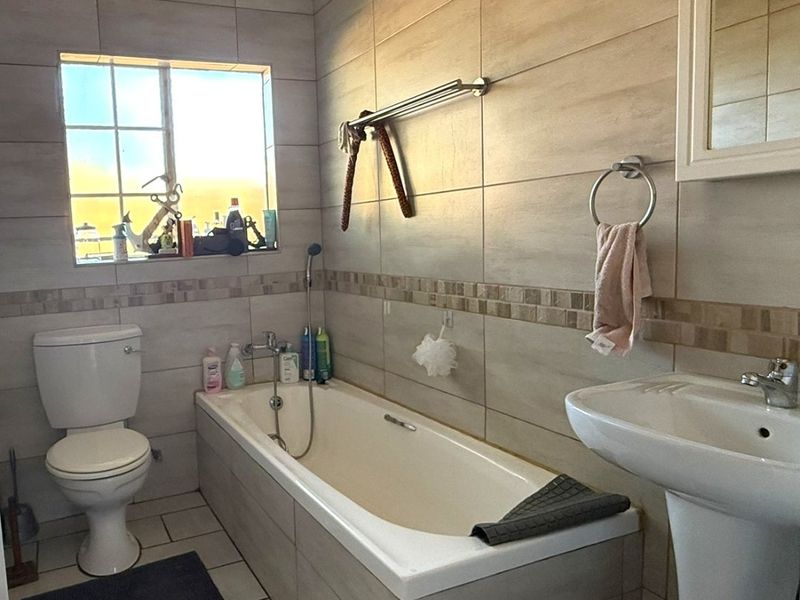 Modern Family Townhouse To Rent in Highveld - Photo 9