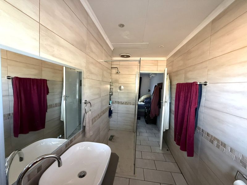 Modern Family Townhouse To Rent in Highveld - Photo 7