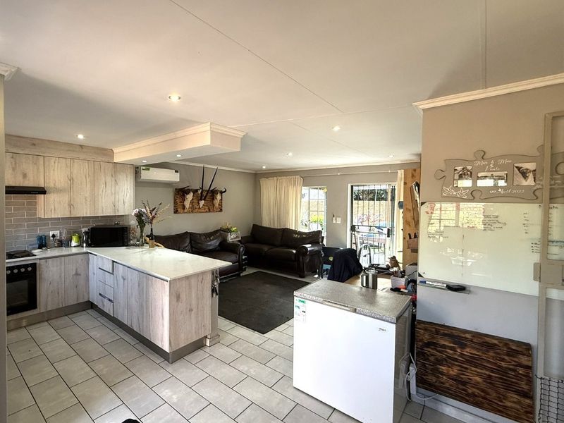 Modern Family Townhouse To Rent in Highveld - Photo 3