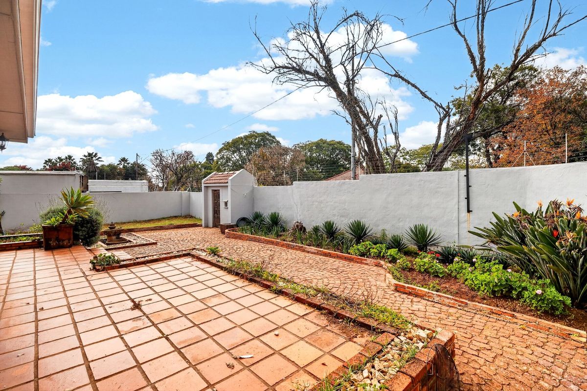 New Listing - 3 Beds 2 Baths LOCATION! LOCATION! - Photo 3