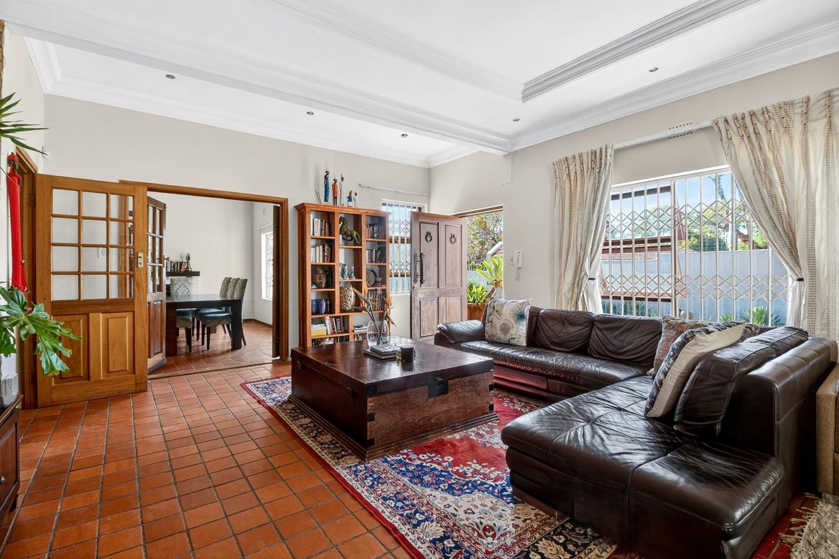 New Listing - 3 Beds 2 Baths LOCATION! LOCATION! - Photo 4