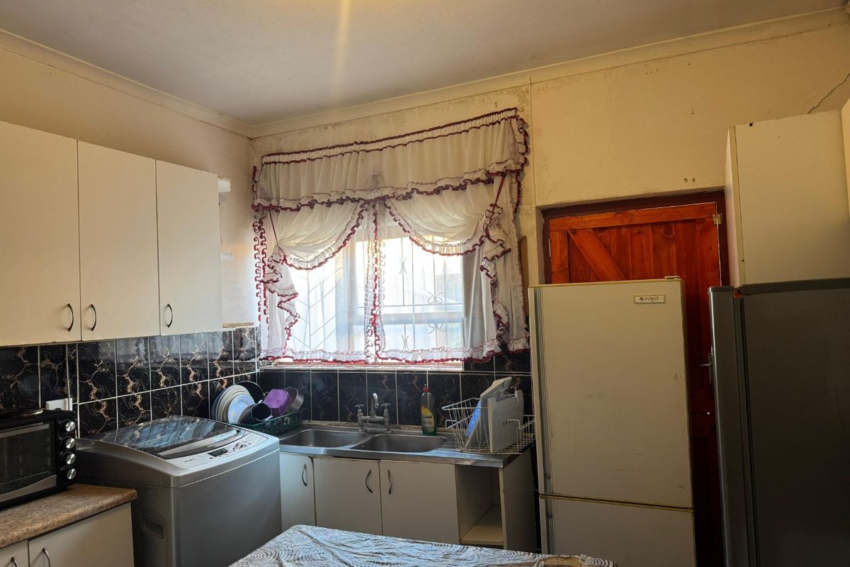 3 bedroom house for sale in KwaMagxaki - Photo 5