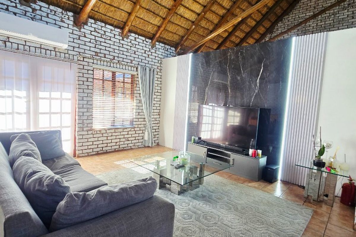 Beautiful Family Home on the Vaal River Estate - Photo 4
