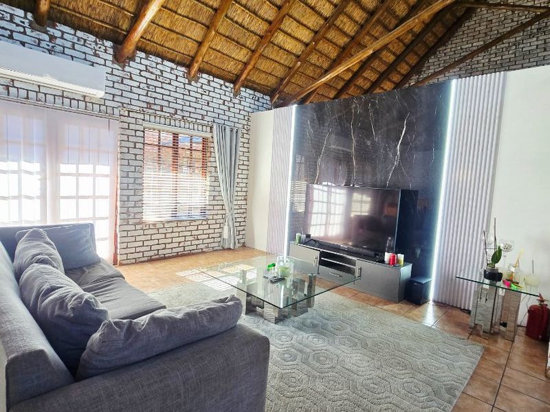Beautiful Family Home on the Vaal River Estate - Photo 4
