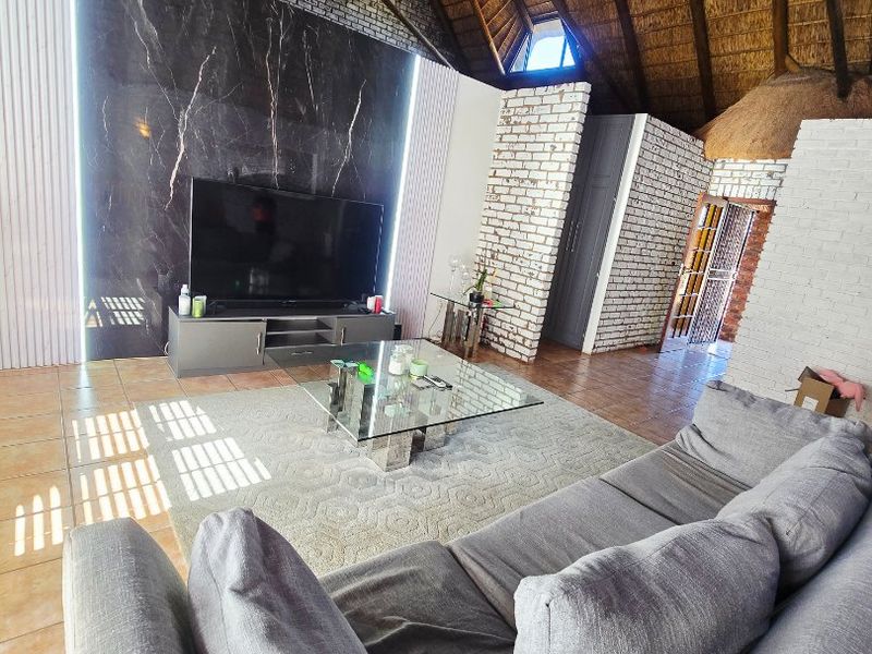Beautiful Family Home on the Vaal River Estate - Photo 8
