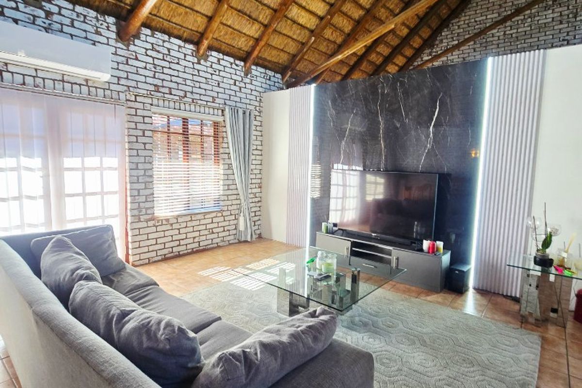 Beautiful Family Home on the Vaal River Estate - Photo 3