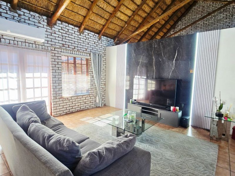 Beautiful Family Home on the Vaal River Estate - Photo 3
