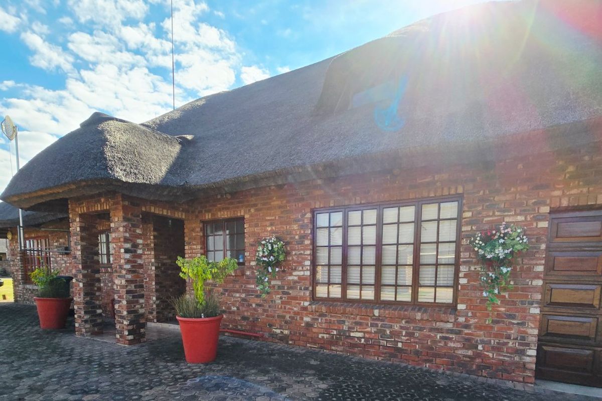 Beautiful Family Home on the Vaal River Estate - Photo 2