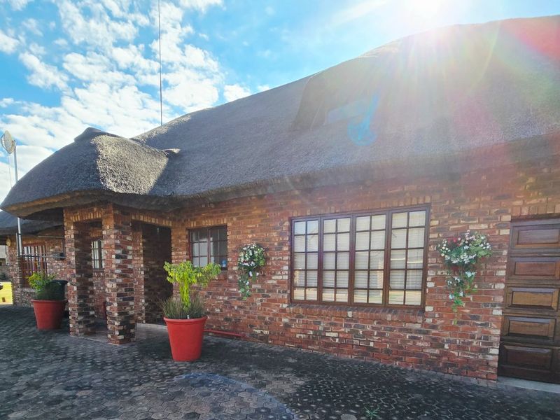 Beautiful Family Home on the Vaal River Estate - Photo 2