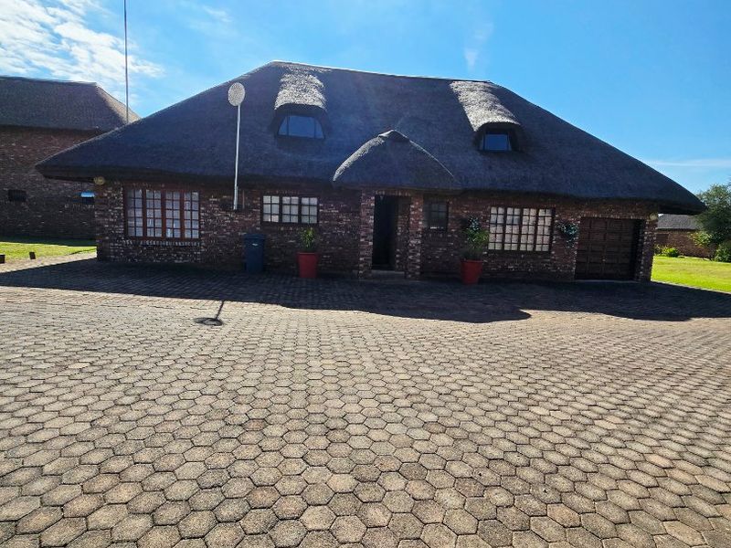 Beautiful Family Home on the Vaal River Estate - Photo 1
