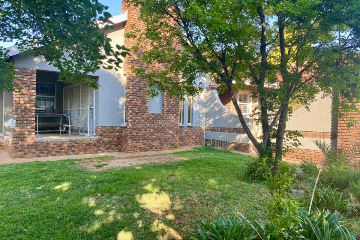 SPACIOUS FAMILY LIVING ON A 1 500m2 STAND IN PRIME WILKOPPIES - Photo 3