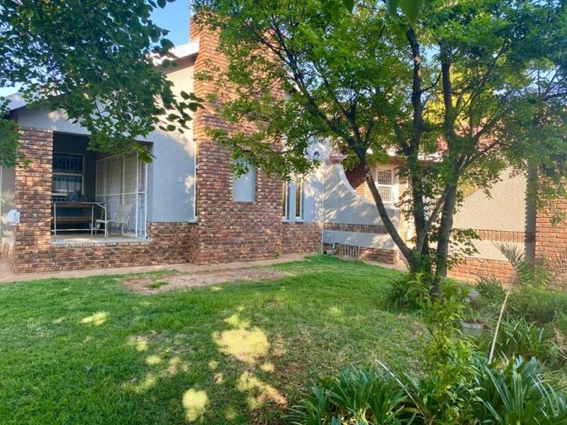 SPACIOUS FAMILY LIVING ON A 1 500m2 STAND IN PRIME WILKOPPIES - Photo 3