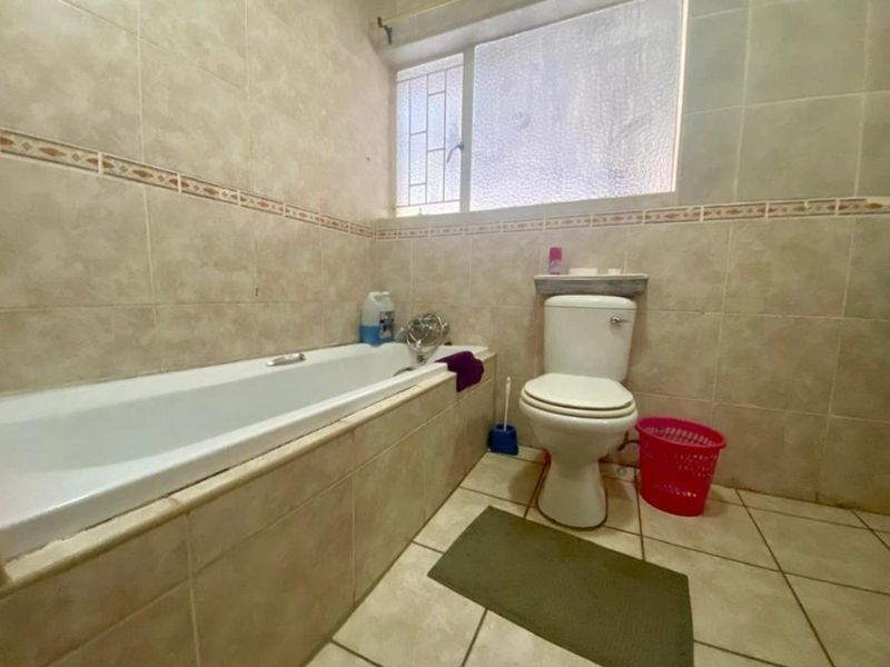 SPACIOUS FAMILY LIVING ON A 1 500m2 STAND IN PRIME WILKOPPIES - Photo 10