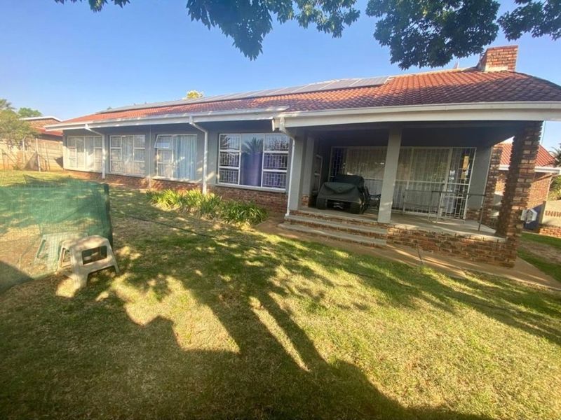 SPACIOUS FAMILY LIVING ON A 1 500m2 STAND IN PRIME WILKOPPIES - Photo 1