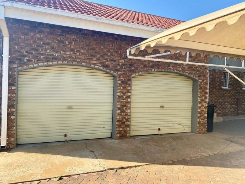SPACIOUS FAMILY LIVING ON A 1 500m2 STAND IN PRIME WILKOPPIES - Photo 9