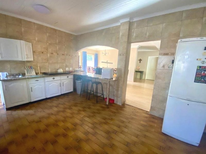 SPACIOUS FAMILY LIVING ON A 1 500m2 STAND IN PRIME WILKOPPIES - Photo 4