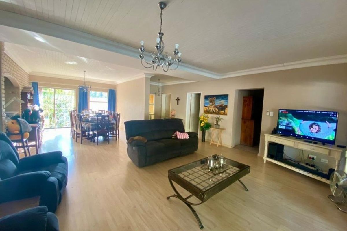 SPACIOUS FAMILY LIVING ON A 1 500m2 STAND IN PRIME WILKOPPIES - Photo 2