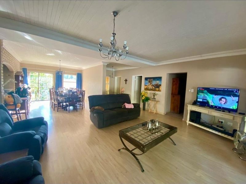 SPACIOUS FAMILY LIVING ON A 1 500m2 STAND IN PRIME WILKOPPIES - Photo 2