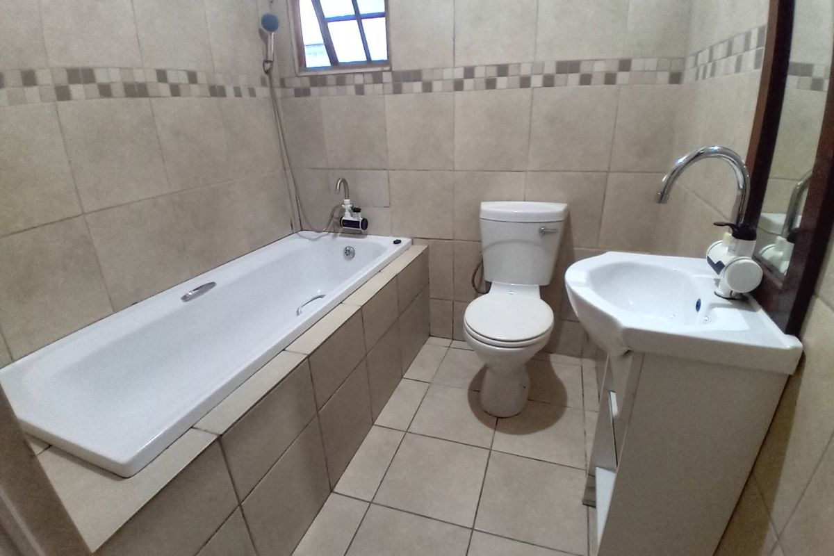 One Bedroom Separate Entrance - Photo 5