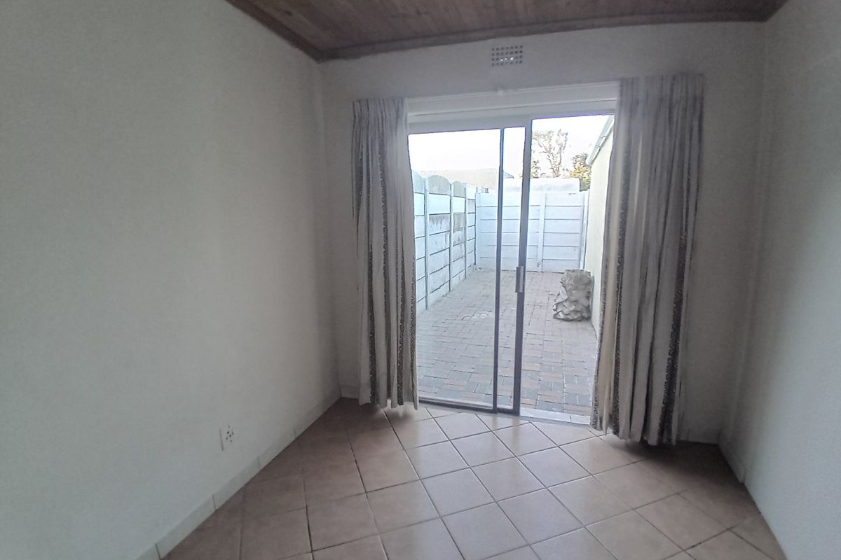 One Bedroom Separate Entrance - Photo 3