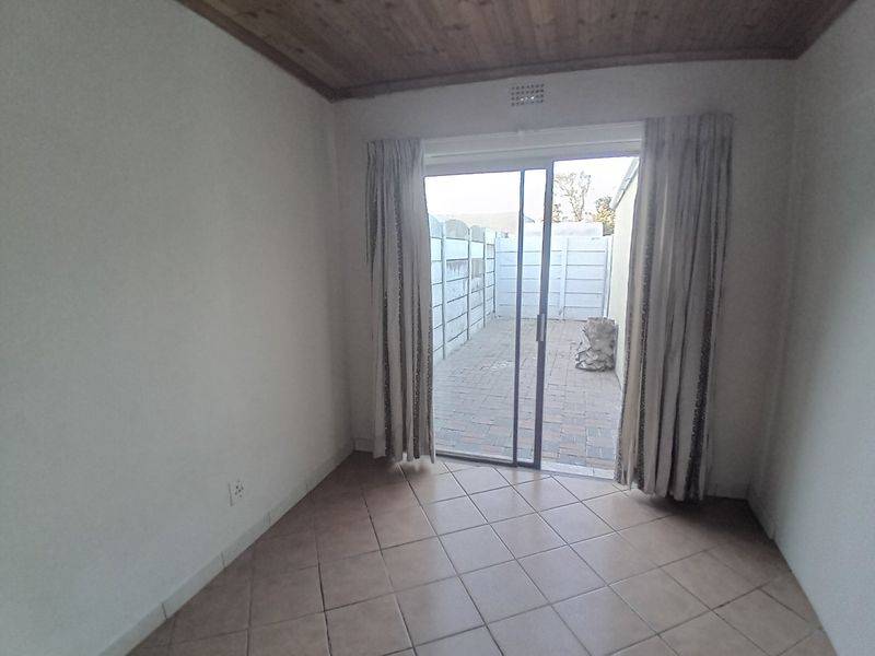 One Bedroom Separate Entrance - Photo 3