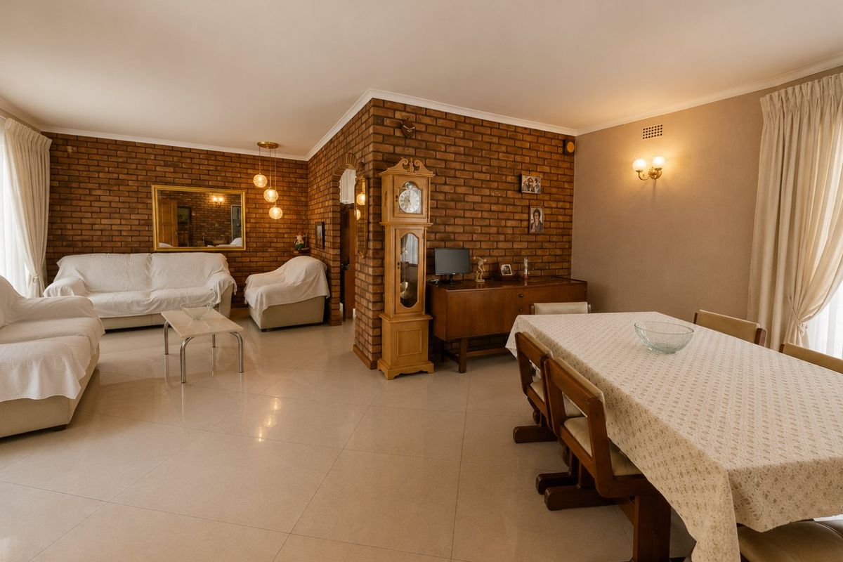 Charming Primrose family home with ample space and potential close to amenities. - Photo 2