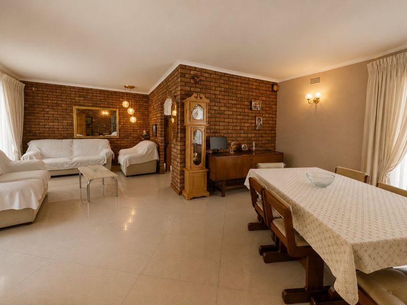 Charming Primrose family home with ample space and potential close to amenities. - Photo 2