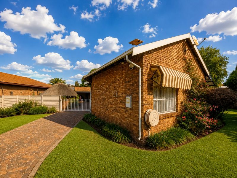 Charming Primrose family home with ample space and potential close to amenities. - Photo 1