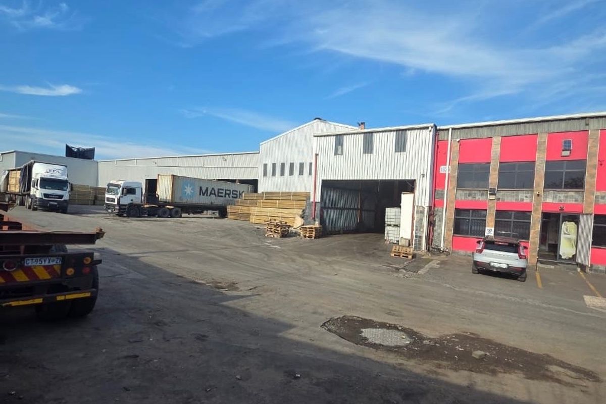 Large-Scale Industrial Warehouse & Distribution Facility in Key Logistics Corridor - Photo 3