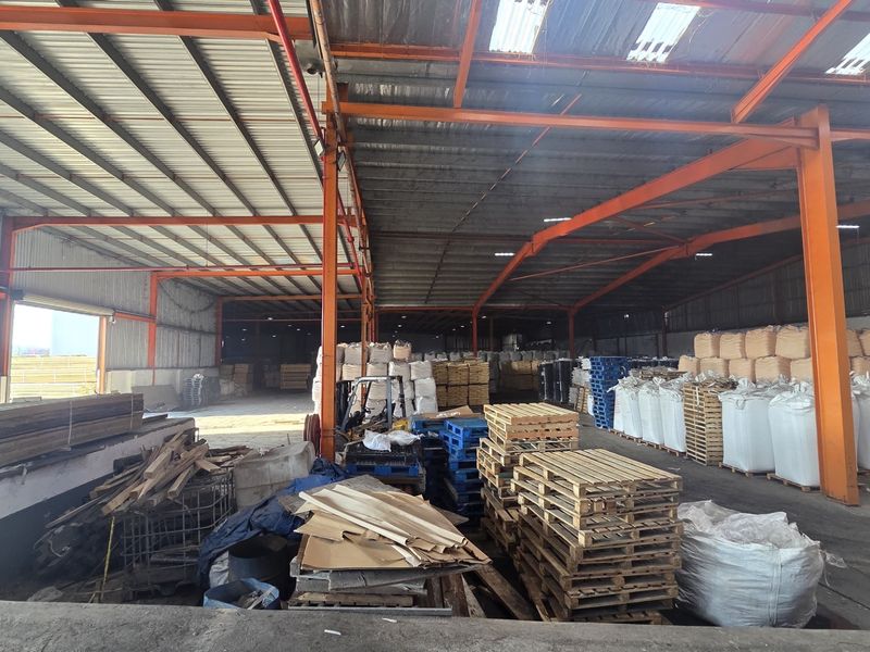 Large-Scale Industrial Warehouse & Distribution Facility in Key Logistics Corridor - Photo 9