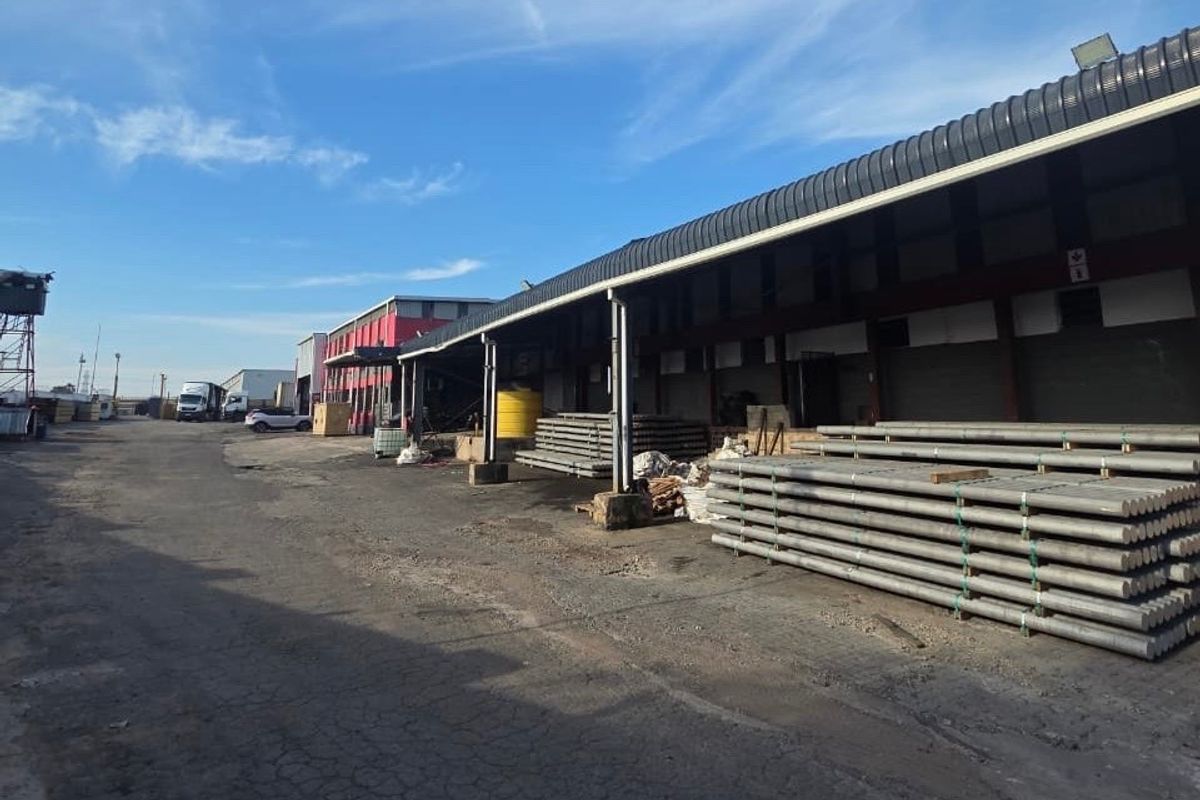 Large-Scale Industrial Warehouse & Distribution Facility in Key Logistics Corridor - Photo 4